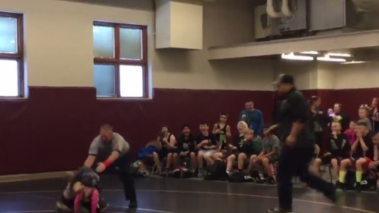 #EsViral El niño héroe que corrió a socorrer a su hermana en una lucha al creer que le estaban pegando