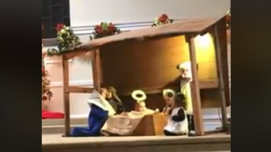 #EsViral: La nena-ovejita que descontrola el acto de fin año de una escuela católica