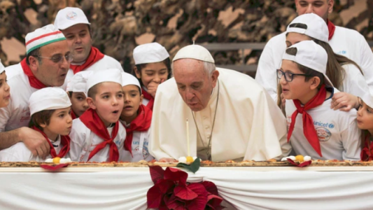 El Papa Francisco cumplió 81 años y le regalaron una pizza de cuatro metros