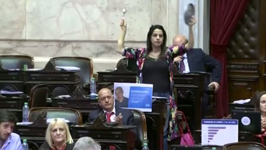 Victoria Donda hizo un cacerolazo desde su banca de Diputados