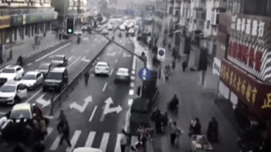 Impresionante video: un grupo de peatones levanta un auto para salvar a un nene atrapado bajo las ruedas