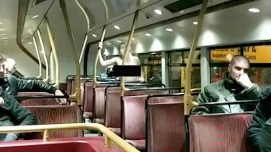 Sorprendieron a una pareja teniendo sexo en un colectivo