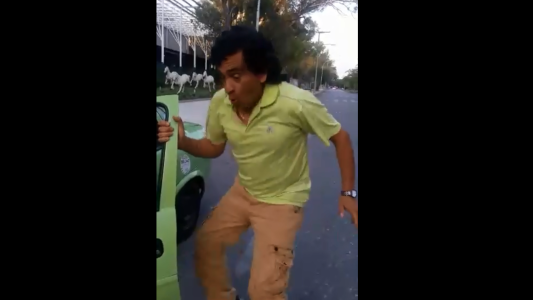 Es viral: el remisero cordobés que baila como John Travolta