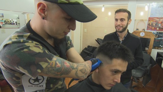 La increíble historia de Gabriel, el mejor barbero del país al que le faltan las manos