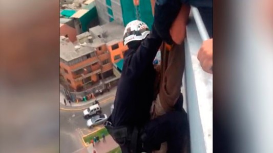Video: cayó de un piso 15 y murió cuando habían logrado rescatarlo