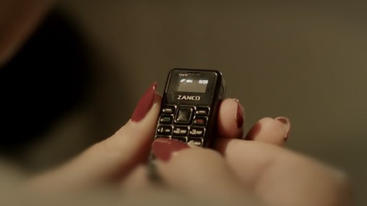 Video: presentaron el celular más chico del mundo