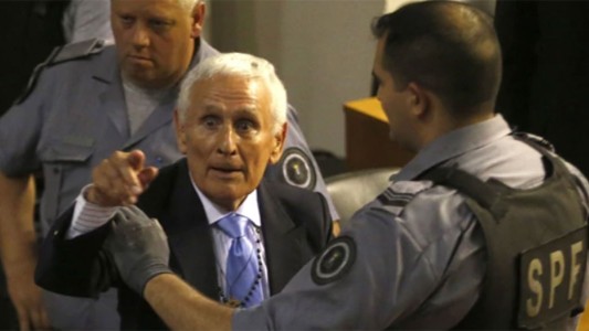 Le dieron prisión domiciliaria al represor Miguel Etchecolatz