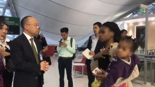 Familia está varada hace tres meses en un aeropuerto extranjero