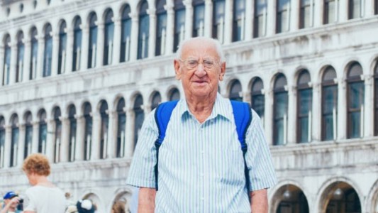El abuelo mochilero de 97 años que recorre el mundo junto a su nieto