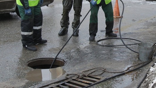 Una mujer cayó en una alcantarilla y encontró un nene perdido