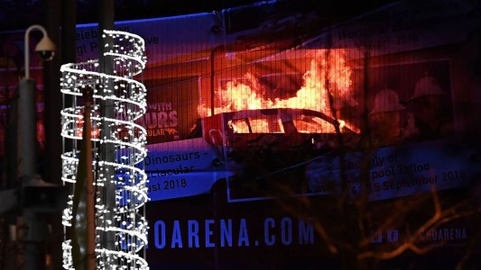 Un impresionante incendio en Liverpool destruyó miles de autos