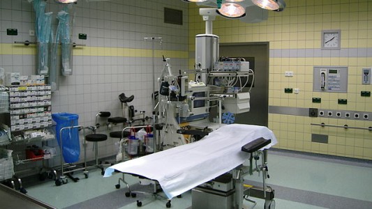 Una médica murió mientras operaba a un paciente después de trabajar 18 horas seguidas