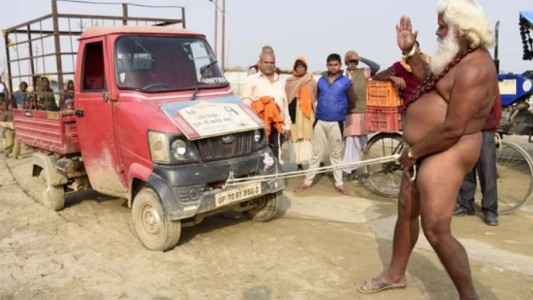 Un hombre arrastró una camioneta con su pene en la India para demostrar su "fortaleza espiritual"