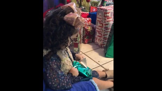 Así reacciona una nena muy amorosa cuando recibe un regalo inesperado