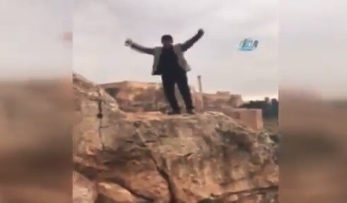 Video: un hombre intentaba sacarse una foto divertida, pero cayó al vacío y murió