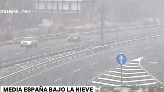Media España bajo la nieve