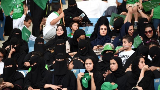 Permiten por primera vez que mujeres vayan a ver fútbol en Arabia Saudita