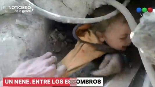 Dramático rescate de un niño luego de un bombardeo en Siria