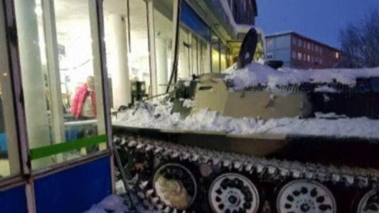 Todo por el vino: un ruso se robó un tanque de guerra para asaltar un local de venta de bebidas