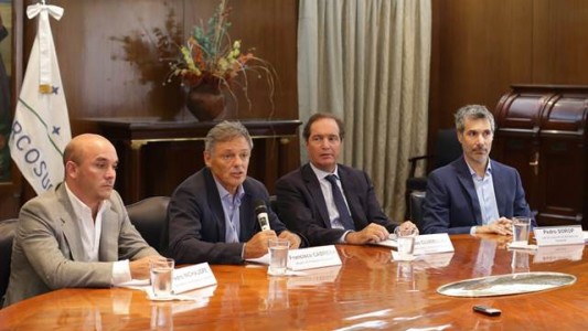 Megadecreto presidencial para simplificar trámites y bajar costos de producción