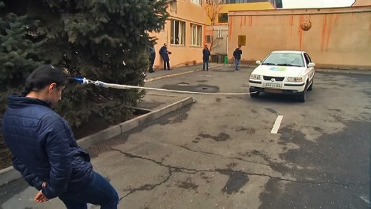 Video: adolescente arrastra un auto con su pelo