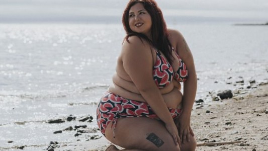 "Tengo 99 problemas y ser gorda no es uno de ellos" dice la modelo XXL que ama su cuerpo