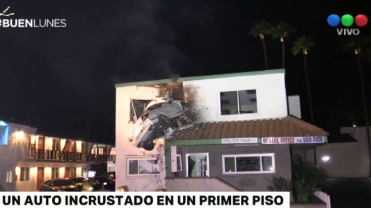 Increíble: un auto terminó incrustado en un primer piso