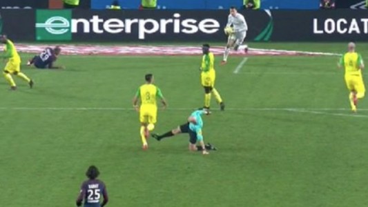 Tarjeta roja para el referí que le tiró una patada a un jugador y luego lo expulsó