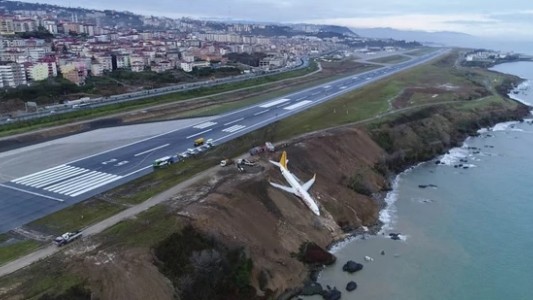 Un avión, al borde de caer al mar