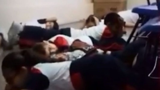 México: una maestra calmó a sus alumnos con canciones durante un tiroteo en una escuela