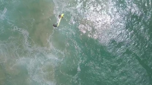 Video: un drone rescató a dos jóvenes que se ahogaban en el mar