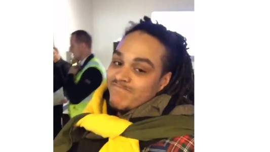 No lo dejaron subir al avión porque se puso toda su ropa para no pagar exceso de equipaje