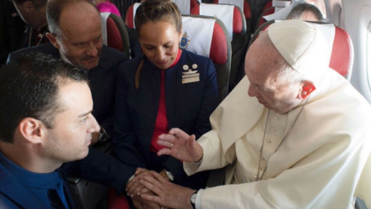 El papa Francisco casó a una pareja de tripulantes en pleno vuelo a Iquique