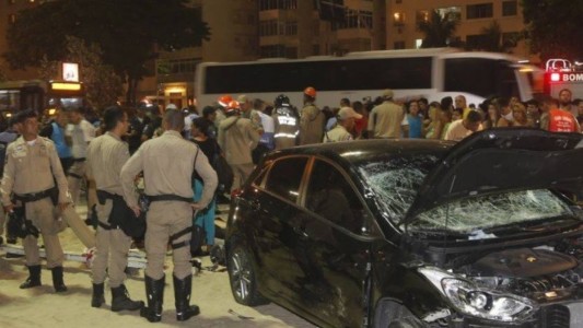 Pánico en Río de Janeiro: un auto atropelló a 15 personas en Copacabana