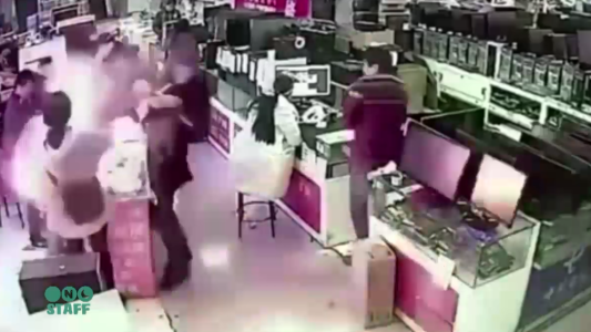 Mordió la batería de un celular para ver si era verdadera y el aparato le explotó en la cara