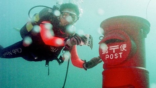 Un buzón sumergido en el mar recibe más de mil paquetes al año