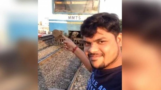 VIDEO: Quiso sacarse una selfie delante de un tren en movimiento y terminó de la peor manera