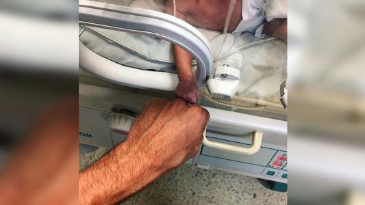 La conmovedora foto de un médico y un bebé que nació prematuro