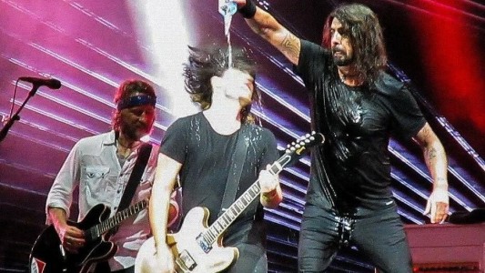 Impresionante: un fanático subió al escenario a tocar con Foo Fighters e hizo enloquecer a todo el estadio