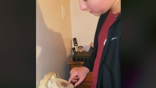 Imperdible: el divertido video de un adolescente intentando usar un teléfono viejo