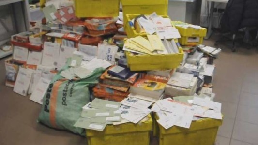 Italia: detuvieron a un cartero por acumular media tonelada de cartas en el garage de su casa