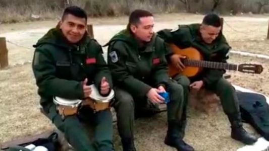 Tres gendarmes formaron una banda y la rompen en las redes con su música