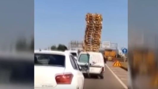 Video viral: el "loco" que manejaba por una autopista de España con una torre de palets en el techo de la camioneta