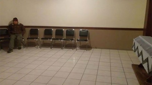 Tristeza viral: solidaridad en las redes sociales por el hombre que velaba en soledad a su esposa muerta