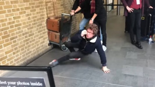 Un fanático de Harry Potter intentó atravesar una pared y se volvió viral en las redes