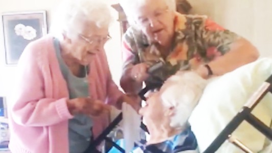 Video pura ternura: así se cuidan tres hermanas de más de 90 años