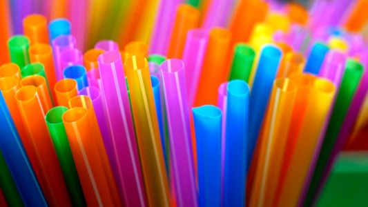 El insólito debate que divide a los usuarios en las redes sociales: ¿cuántos agujeros tiene una pajita?