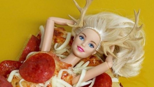 Furor en Instagram por la "anti Barbie": tiene celulitis, fuma y toma alcohol