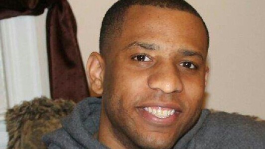 Fuertes imágenes: un hombre casi muere por su costumbre de hacerse sonar los nudillos