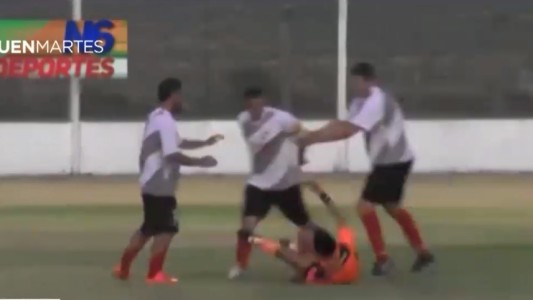 Convirtió dos goles, lo expulsaron, golpeó al árbitro y terminó detenido